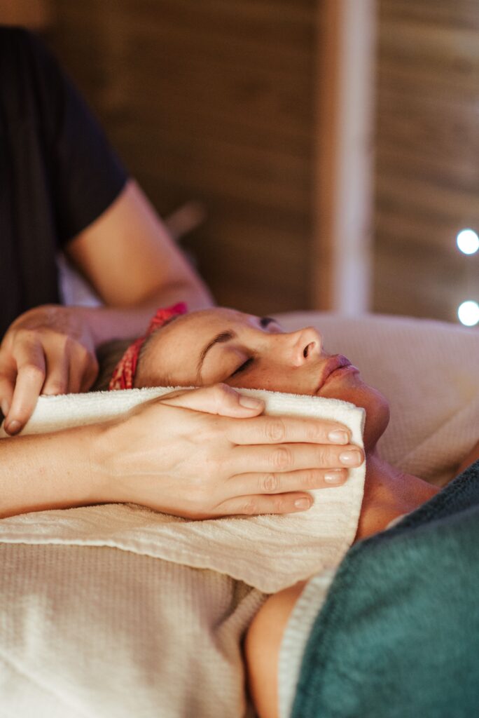 visage entrain de se faire masser