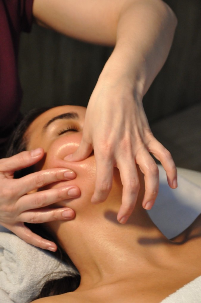 visage entrain de se faire masser